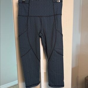 LULULEMON WOMENS KNEE LENGTH TRAING/RUNNING LEFFING SZ 4